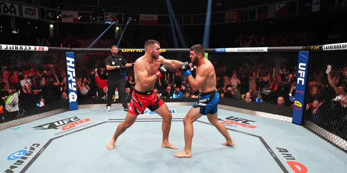 Luchador de UFC en combate en vivo con público animado en la arena